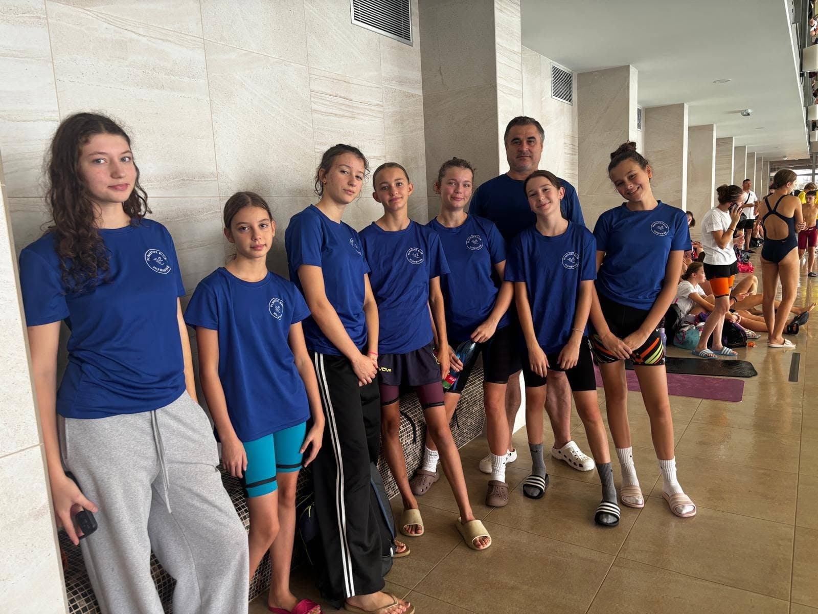 02 plavci s trenerom na chodbe bazena